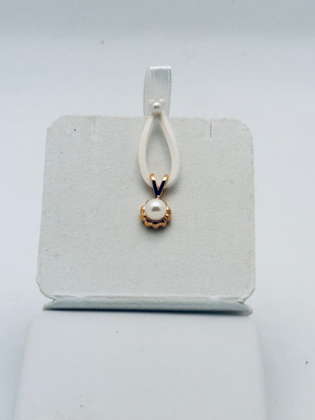 White pearl pendant